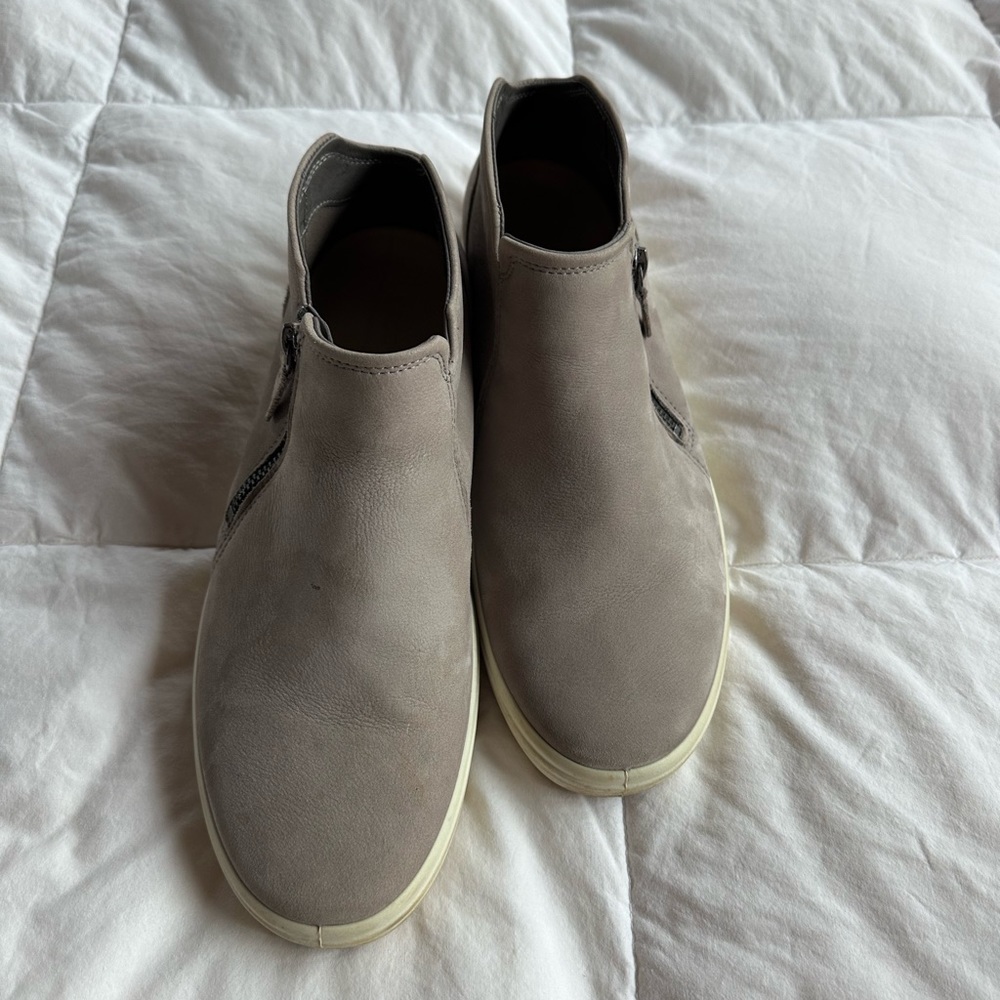 ECCO WOMENS LOW ZIP SNEAKERS